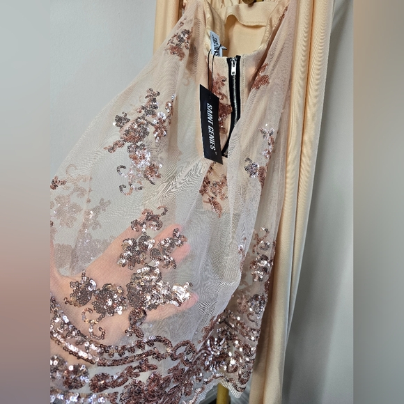 Elegant Beige Floral Midi Dress - Picture 12 of 13